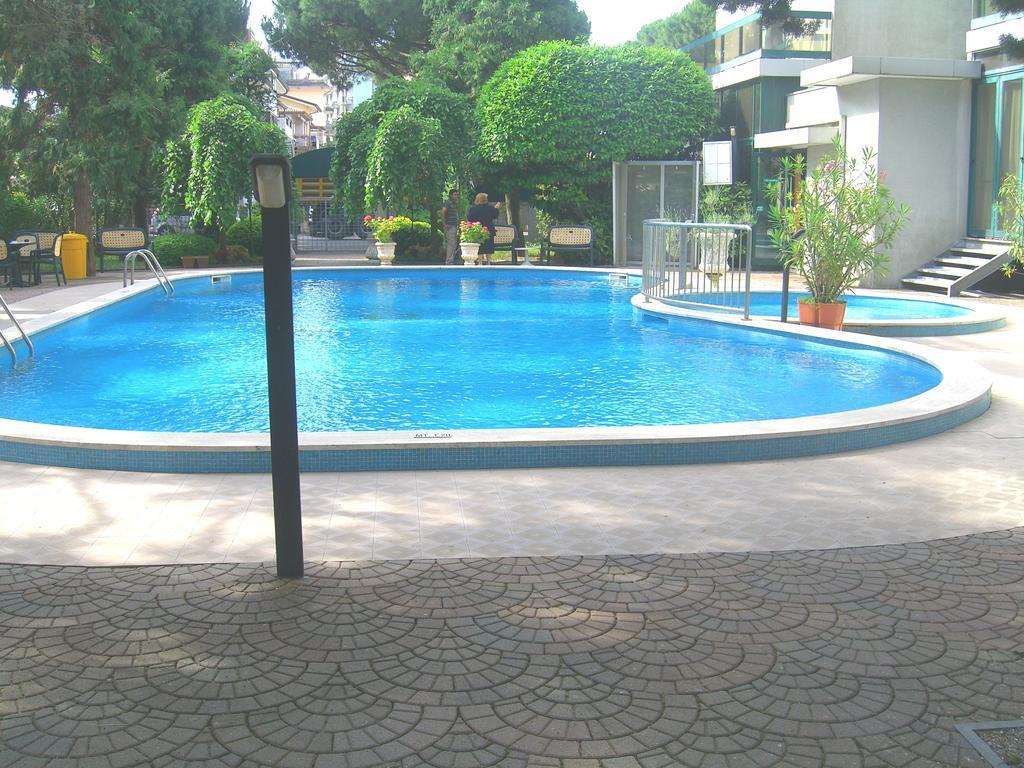 New Tiffany'S Park Hotel ลิโดดิเยโซโล ภายนอก รูปภาพ