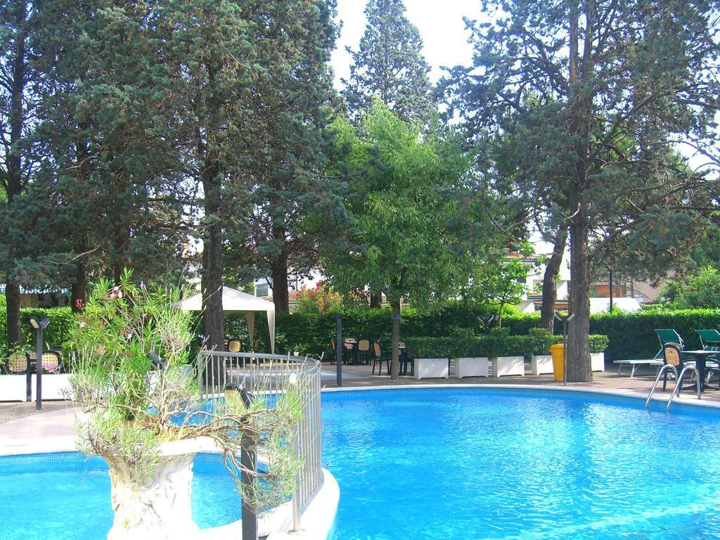 New Tiffany'S Park Hotel ลิโดดิเยโซโล ภายนอก รูปภาพ